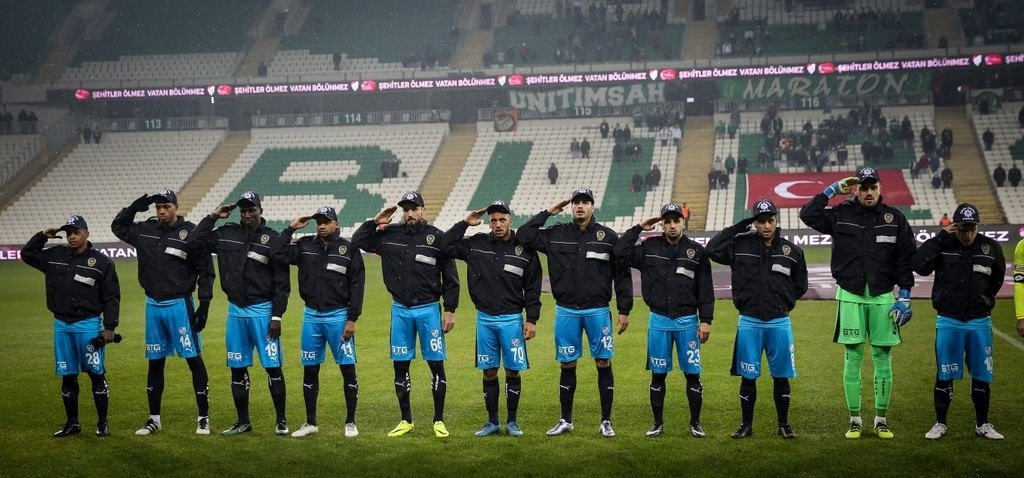 Bursaspor sahaya çevik kuvvet montlarıyla çıktı