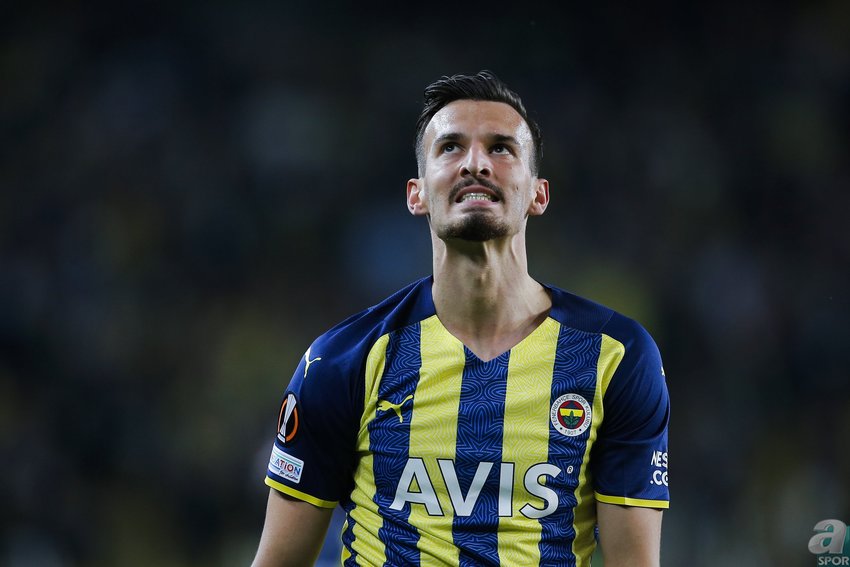 TRT Spor'un haberine göre; sarı lacivertliler, son 8 sezonda 2 sezon hariç maç başına gol beklentisinin altında kalıyor. Fenerbahçe'deki gol sorununun bu denli geriye doğru gidiyor olması forvet kaynaklı olduğunu gösteriyor.