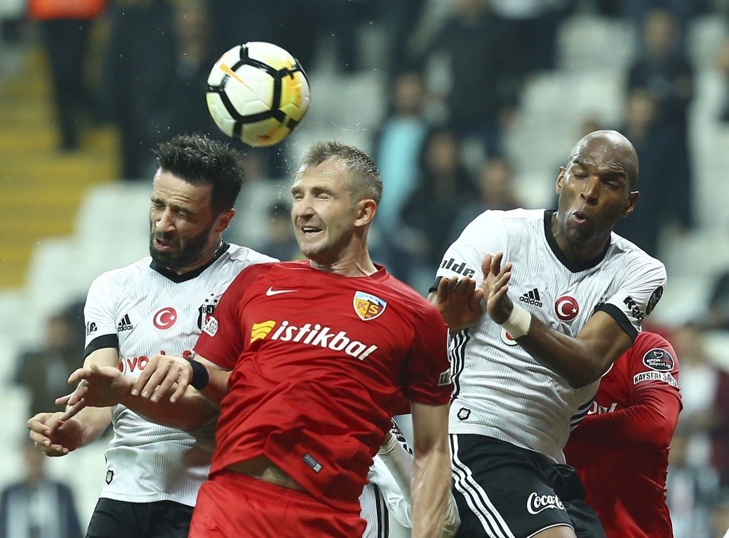 Hakem Barış Şimşek, Talisca’ya çarptı! İşte o anlar