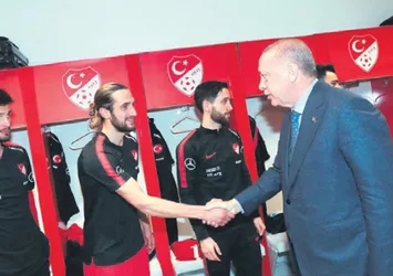 Akif seni çok seviyor