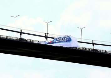 Şampiyon Anadolu Efes'in bayrağı köprüye asıldı