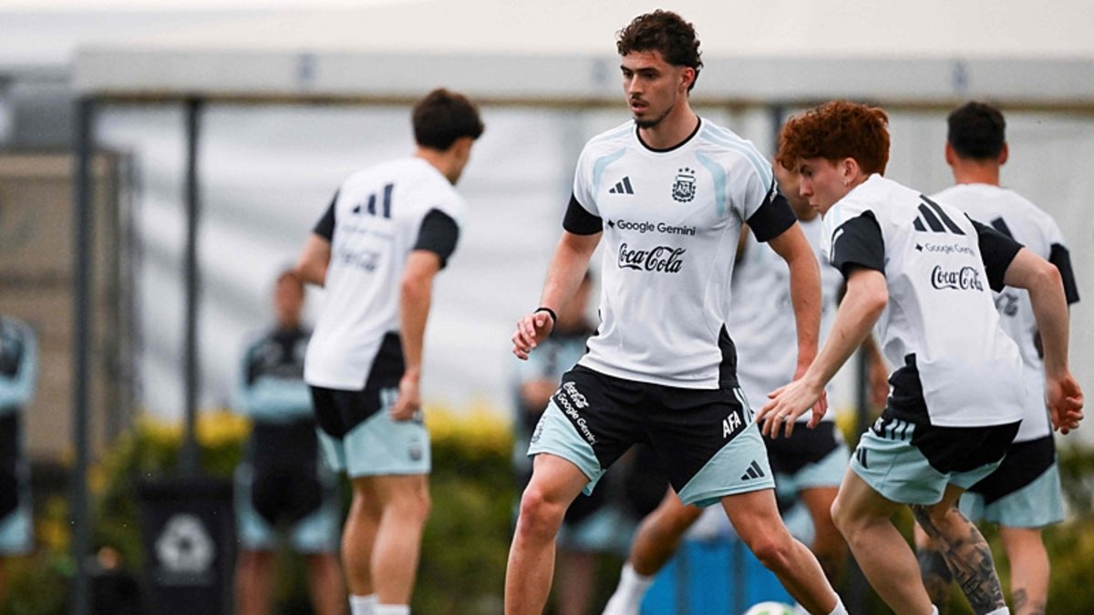 Ezeli rakipler arasında transfer derbisi! Beşiktaş ve Fenerbahçe...