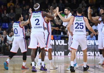 A.Efes Barça'yı evinde devirdi!