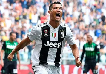 Ronaldo Juventus'ta golle tanıştı