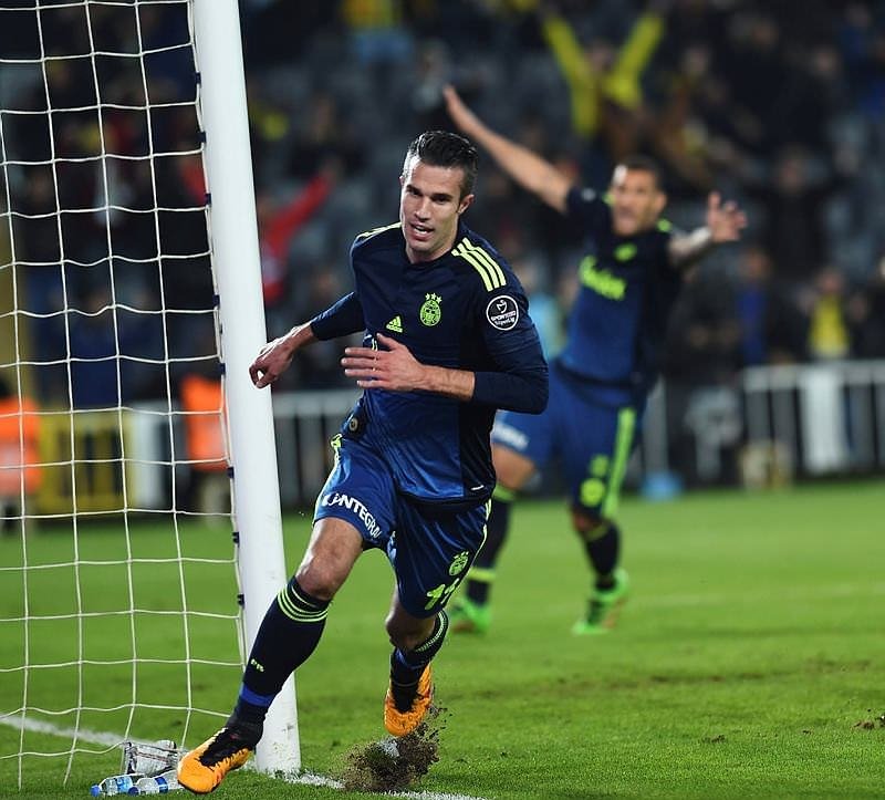 Van Persie isyan ettirdi