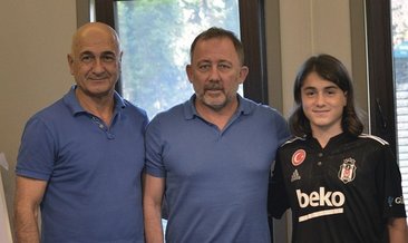 Beşiktaş'tan genç transfer hamlesi! Yalçın'la pozunu verdi