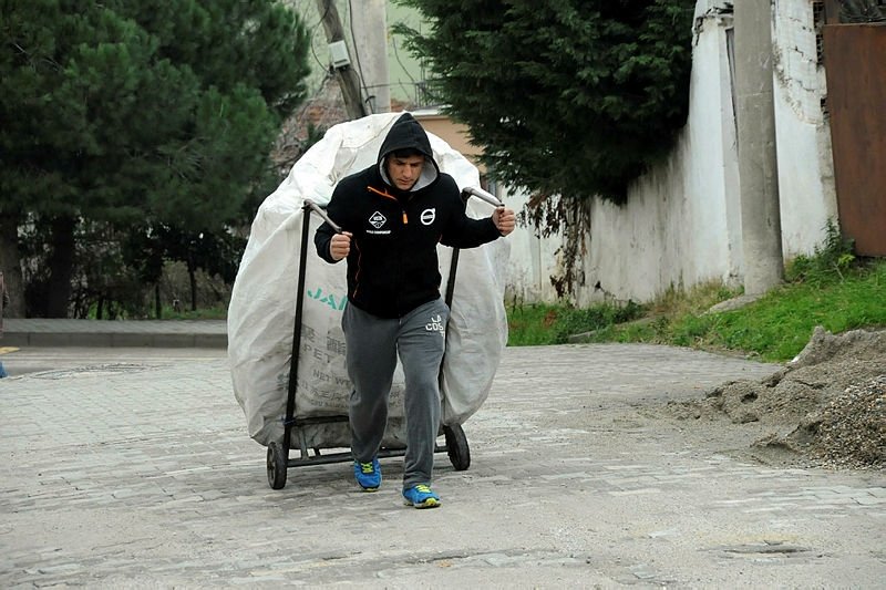 Şampiyon Kadir, kağıt toplamaya devam ediyor