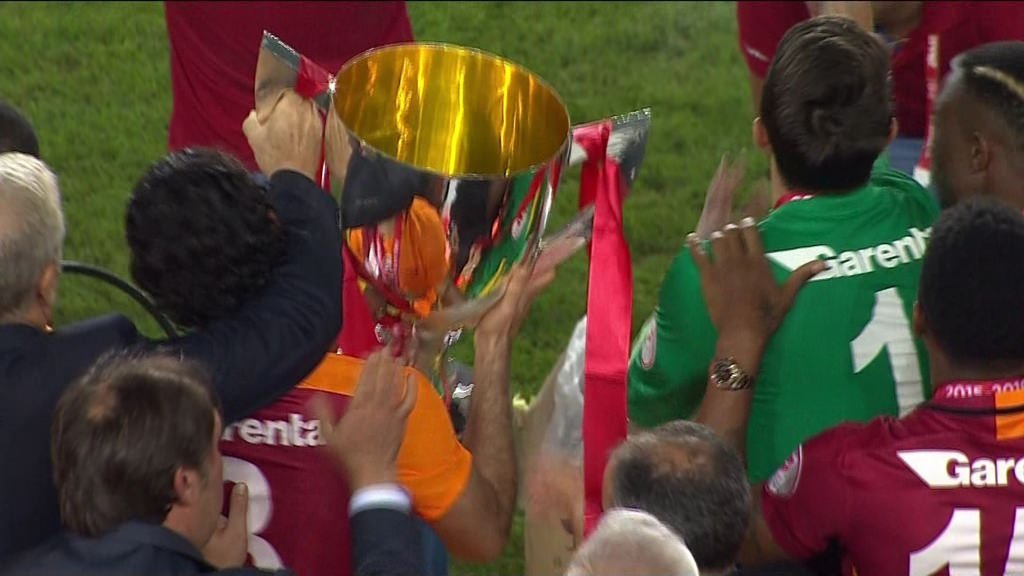 Aslan kupasını kaldırdı!