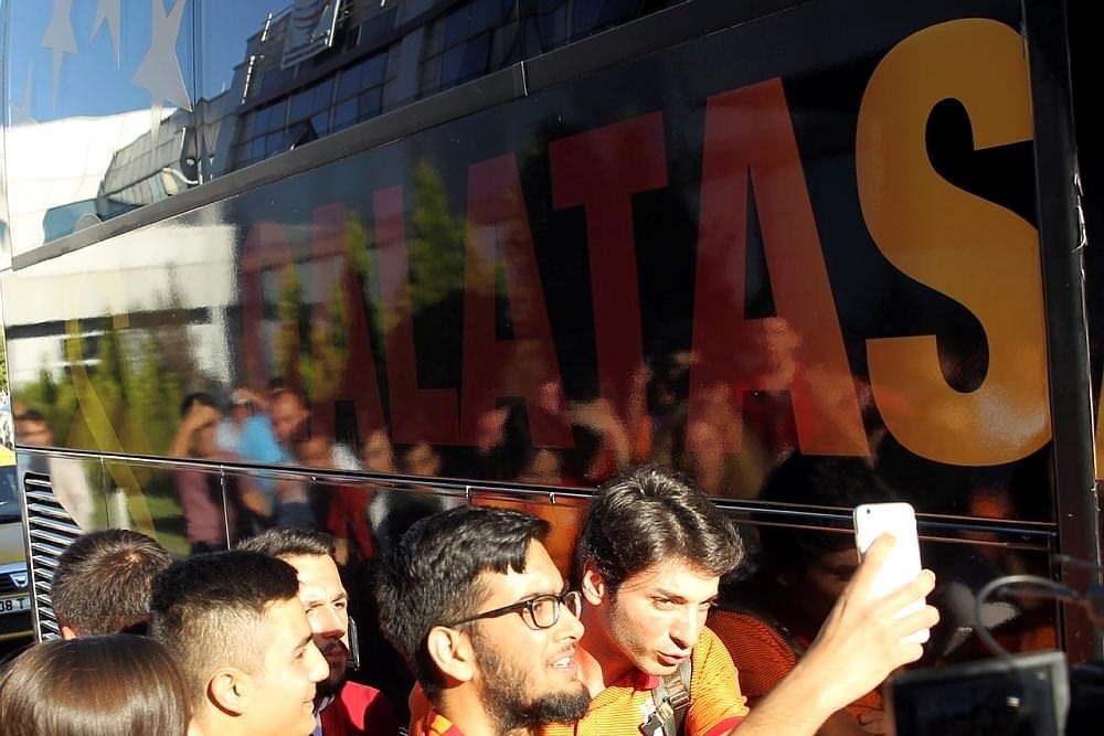 Galatasaraylı futbolcuyu havaalanında unuttular!