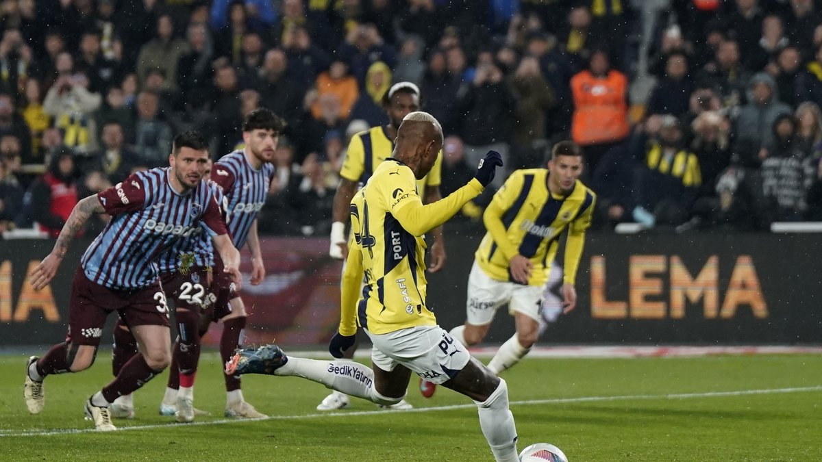 Fenerbahçe - Trabzonspor derbileri gollü geçiyor! Fenerbahçe - Trabzonspor derbileri gollü geçiyor!