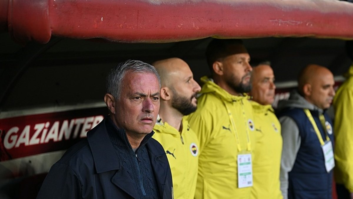 Fenerbahçe'de yaprak dökümü! Sürpriz yıldız isimlerle yollar ayrılıyor Fenerbahçe'de yaprak dökümü! Sürpriz yıldız isimlerle yollar ayrılıyor