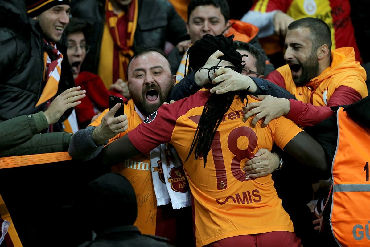 Gomis sosyal medyayı salladı