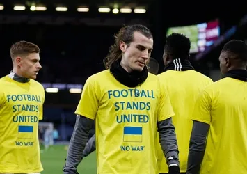 Çağlar Söyüncü'den 'Savaşa Hayır' tişörtü!