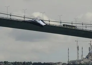 Boğaziçi Köprüsü'ne Beşiktaş bayrağı asıldı