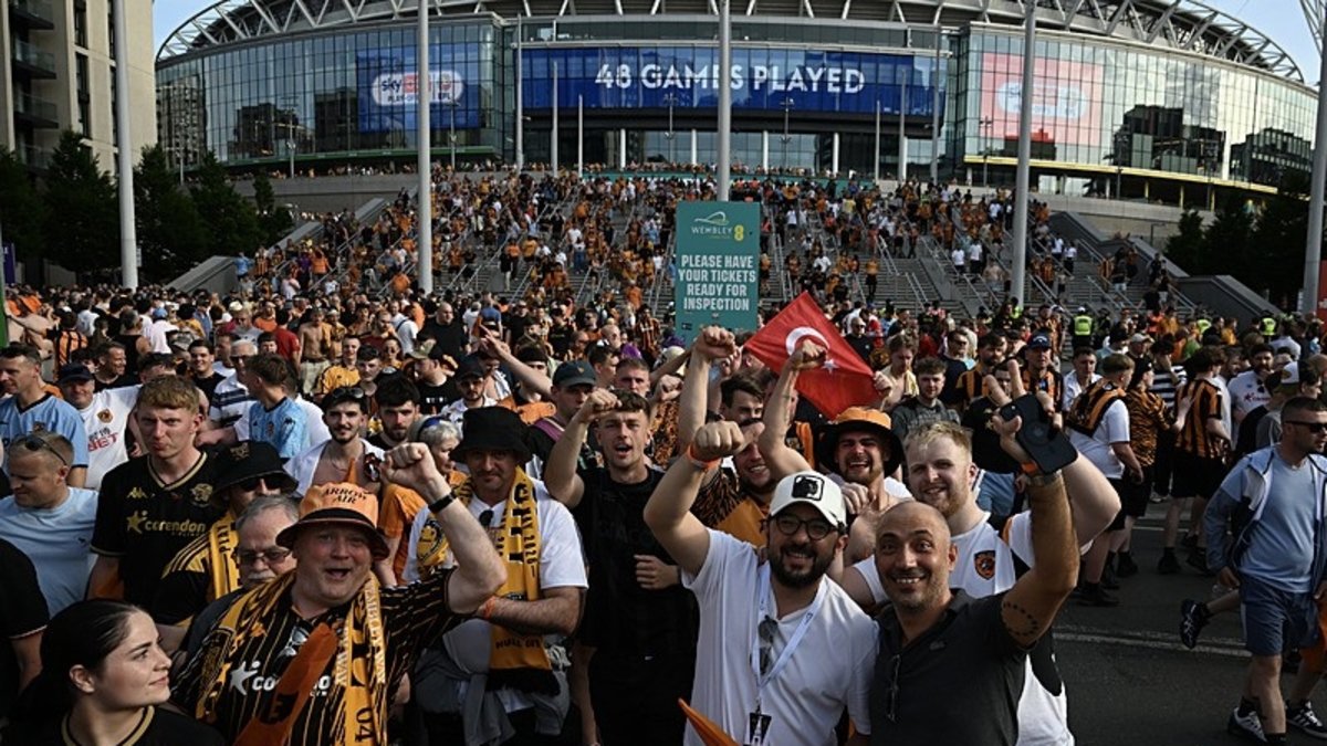 Hull City’nin kutlamalarında Türk bayrakları!