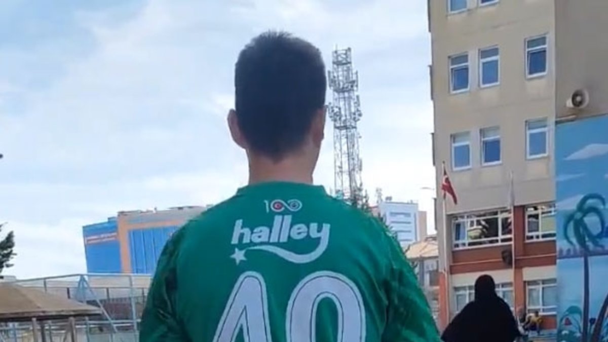 Fenerbahçeli taraftar oy kullanmaya Livakovic formasıyla gitti!