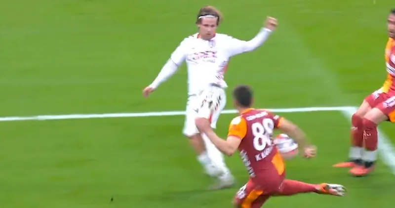 Galatasaray-Samsunspor maçında tartışmalı pozisyon! Hakem 'devam' dedi - 1