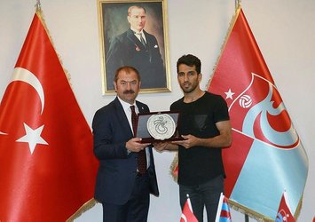 Trabzonspor'dan Vahid Amiri'ye veda plaketi