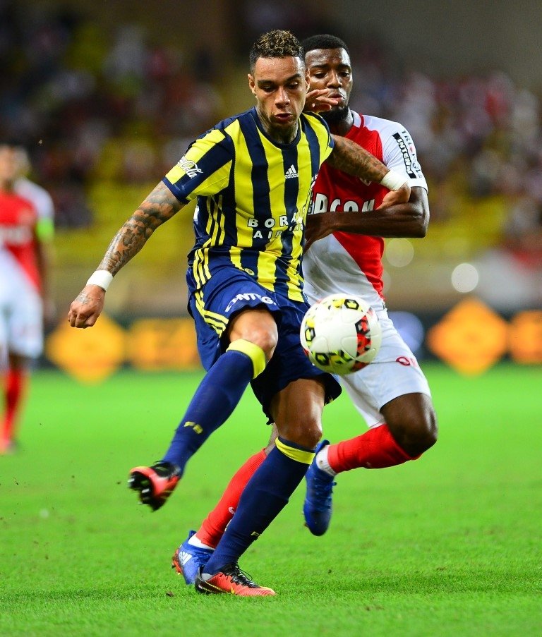 Van der Wiel küfür etti, yumruğu yedi!