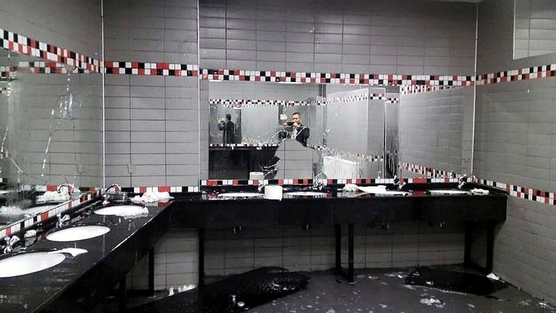 Fenerbahçe taraftarı hıncını tuvaletlerden çıkardı