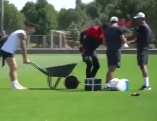 Sapunaru İsmail Çipe'yi sahadan el arabasıyla çıkardı!