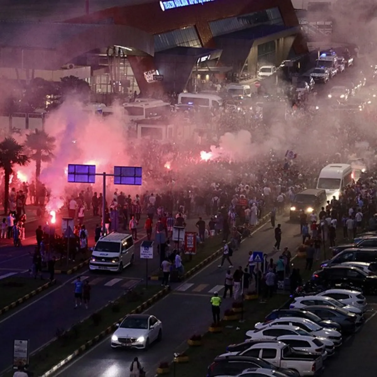 Trabzon'da Salah Heyecanı: Taraftarlar Havalimanını Doldurdu