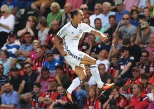 Mourinholu Manchester United, üç puanla başladı