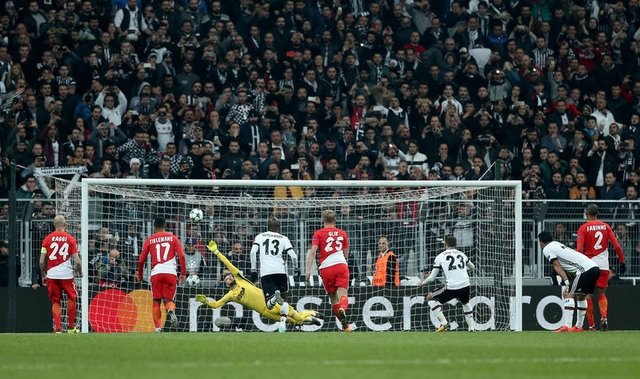 13 takım Cenk Tosun’un peşinde
