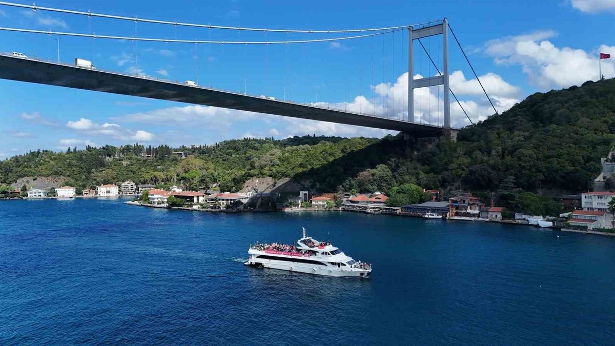 Liverpool taraftarı maç öncesi İstanbul’da boğaz turunda! Liverpool taraftarı maç öncesi İstanbul’da boğaz turunda!