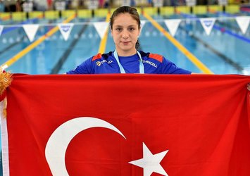 Milli yüzücü Merve Tuncel rekor kırdı!