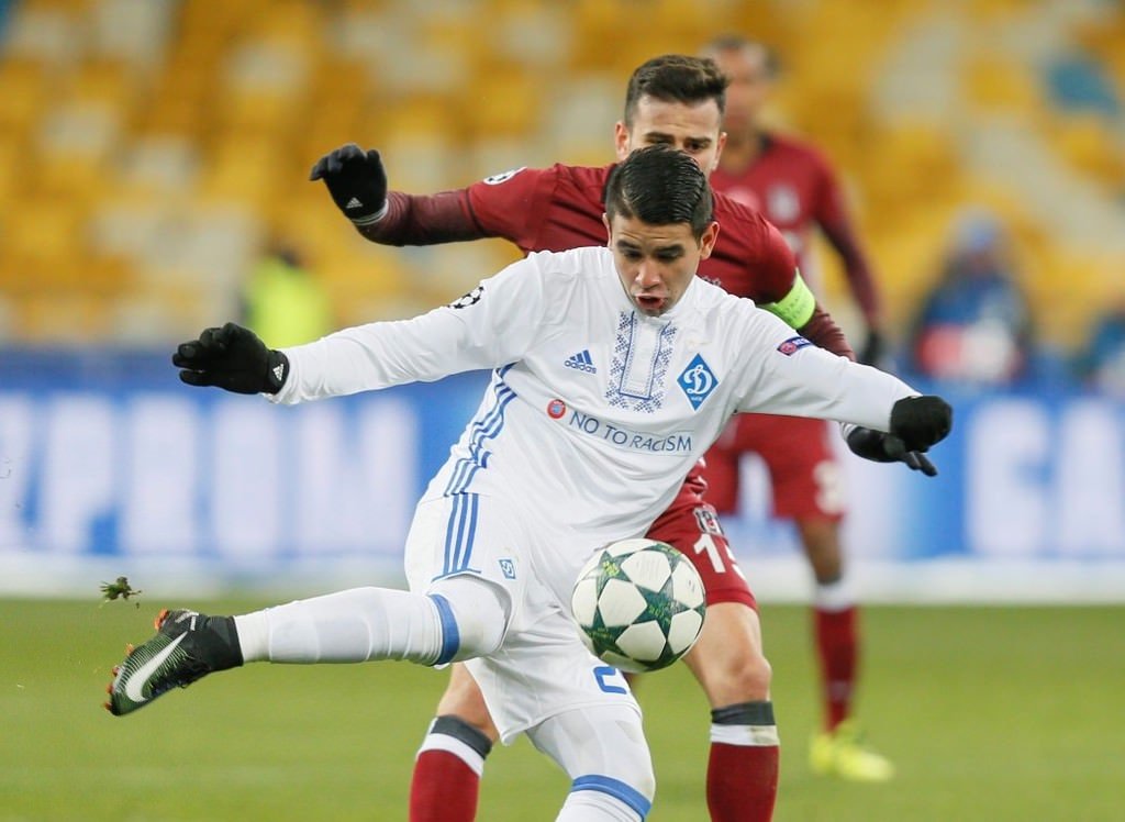 Dinamo Kiev taraftarı Beşiktaş bayrağı yaktı