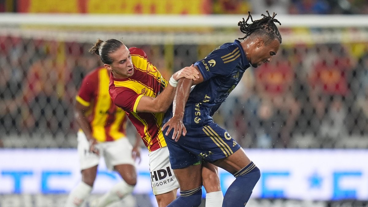 Fenerbahçe 10 kişi kaldı! Oosterwolde takımını eksik bıraktı Fenerbahçe 10 kişi kaldı! Oosterwolde takımını eksik bıraktı