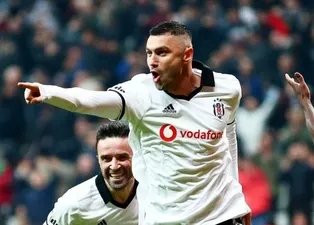 Beşiktaş forması giyen Burak Yılmaz, Göztepe'ya attığı kafa golünün ardından twitter'da en çok konuşulan isimlerden biri oldu. İşte sosyal medyadaki Burak Yılmaz yorumları...