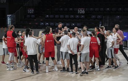 Son dakika spor haberleri: Hidayet Türkoğlu 2021 FIBA Avrupa Kadınlar Basketbol Şampiyonası öncesi antrenmanı ziyaret etti