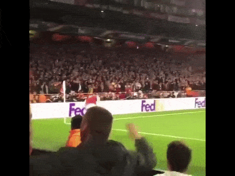Mesut Özil kendisine atılan ekmeği öptü, başına koydu, Avrupa'da gündem oldu... - 1