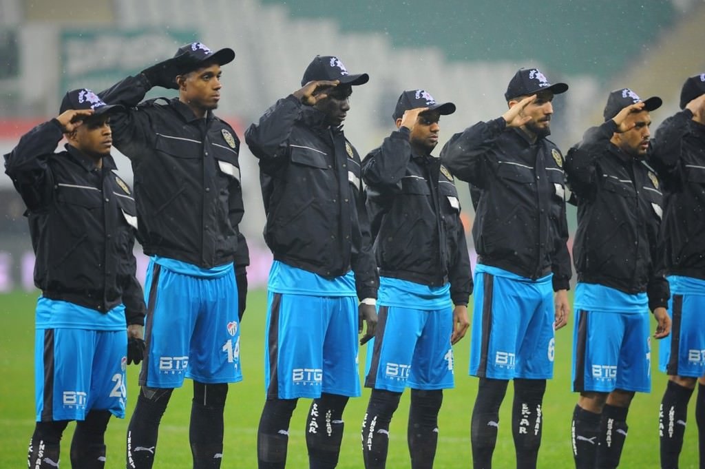 Bursaspor sahaya çevik kuvvet montlarıyla çıktı