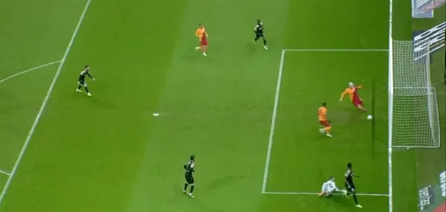 Yeni Malatyaspor maçında Galatasaray savunmasından büyük hata! Nelsson çizgiden çıkardı - 1