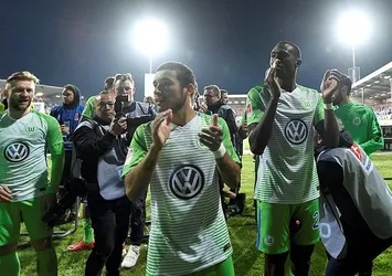 Wolfsburg, Bundesliga'da kaldı