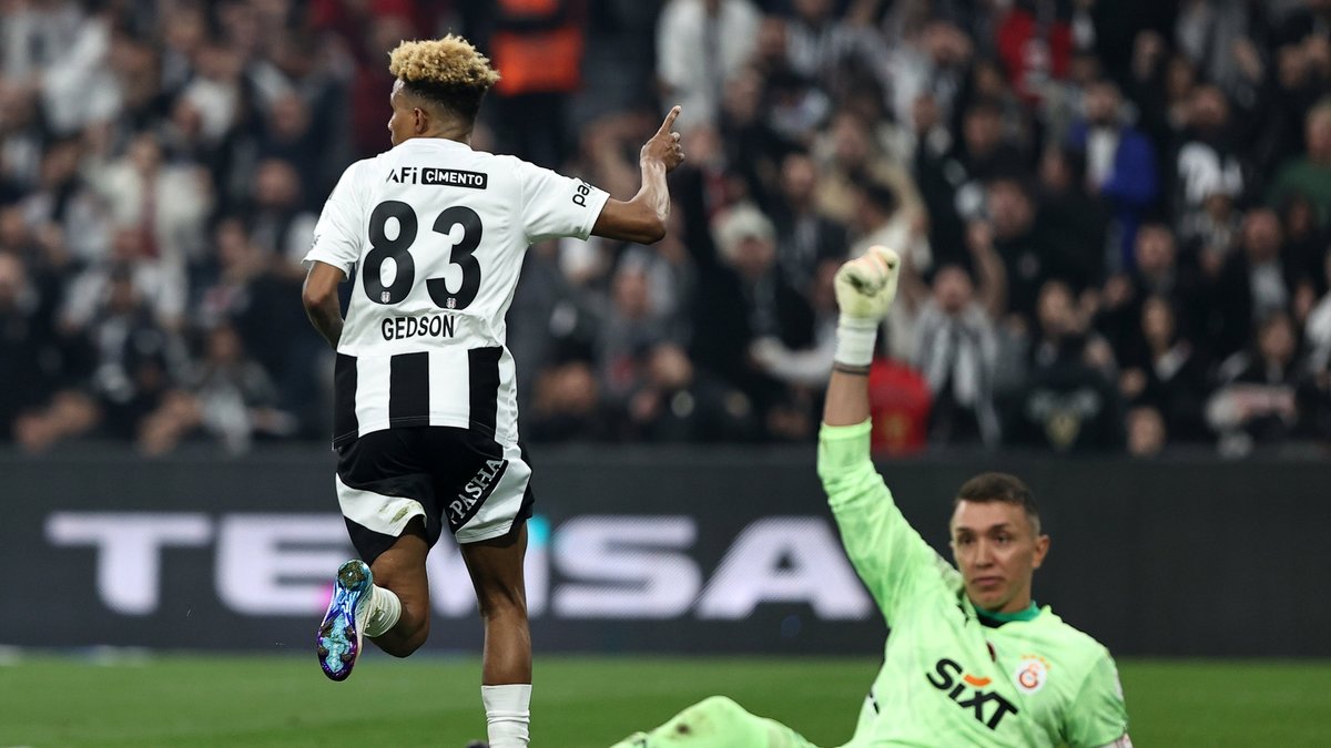 Beşiktaş'tan Galatasaray'a 8 yıl sonra olay gönderme! Beşiktaş'tan Galatasaray'a 8 yıl sonra olay gönderme!