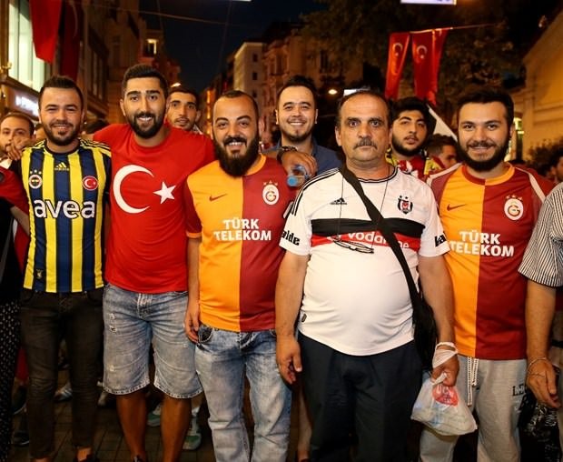 Taraftar grupları demokrasi yürüyüşünde