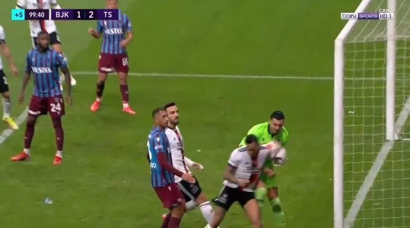 Beşiktaş Trabzonspor maçında tansiyon bir anda yükseldi! İşte o pozisyon... - 1