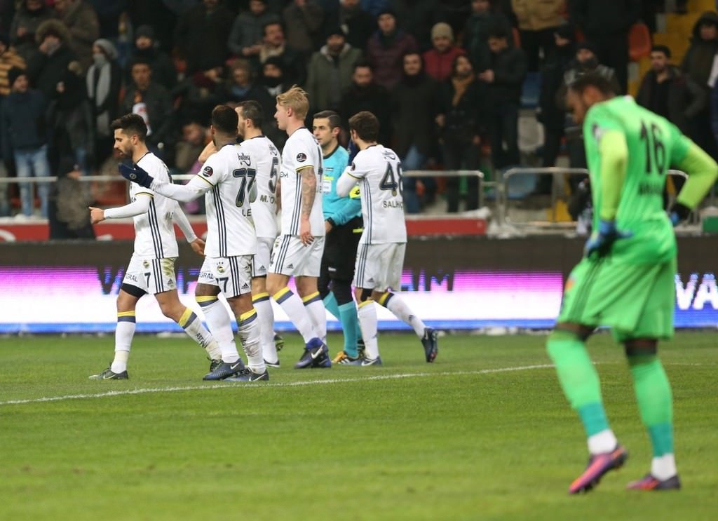 Kayserispor-Fenerbahçe karşılaşmasından kareler