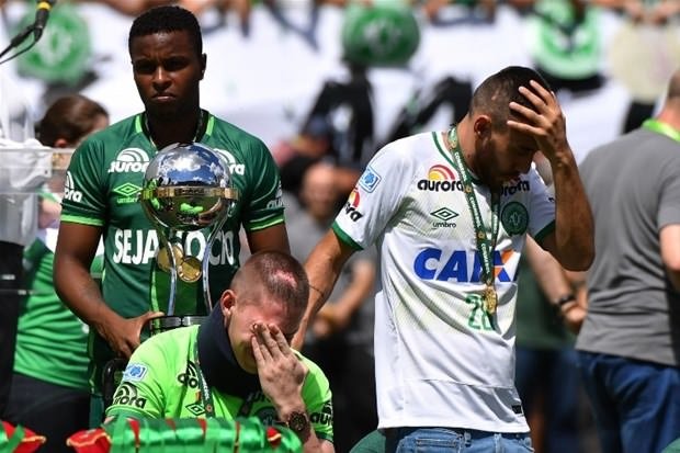 Chapecoense gözyaşlarıyla sahada