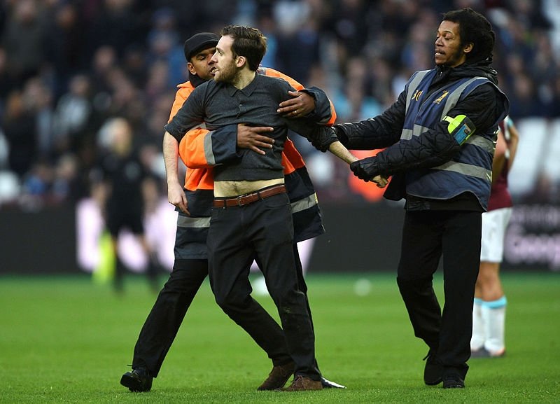 West Ham United-Burnley maçında saha karıştı!
