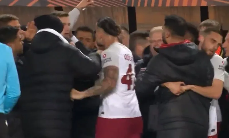 Sparta Prag - Galatasaray maçı sonrası saha karıştı! - 2
