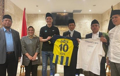 Mesut Özil cuma namazını Cakarta’da kıldı