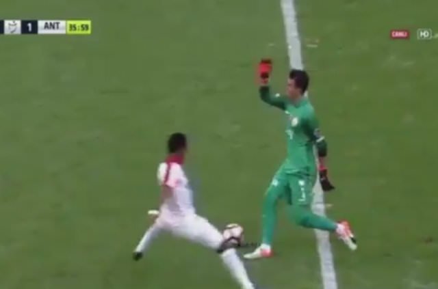 Muslera orta sahada Eto’o’yu çalımladı