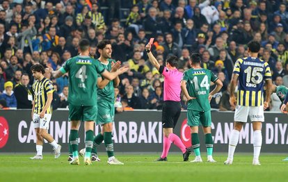 Fenerbahçe Konyaspor maçında Mame Diouf kırmızı kart gördü!