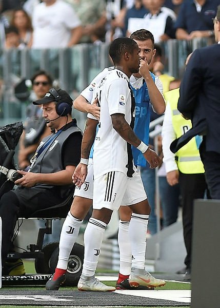 Douglas Costa çıldırdı! Dirsek, kafa, tükürük...