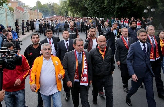 Dursun Özbek taraftarlarla stada yürüdü